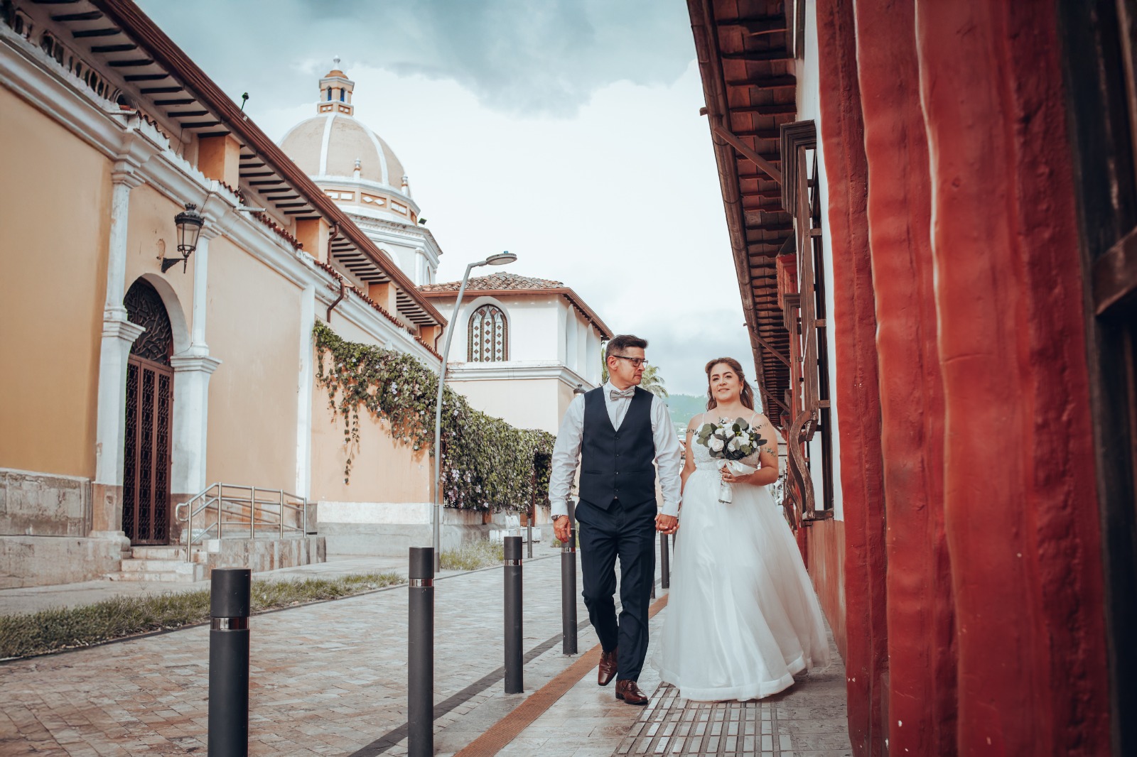 Pareja caminando por calle colonial
