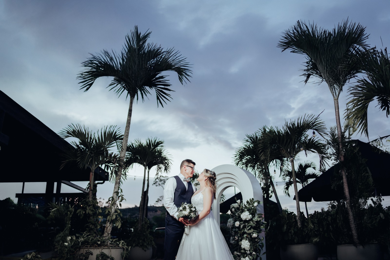 Pareja al atardecer con palmeras