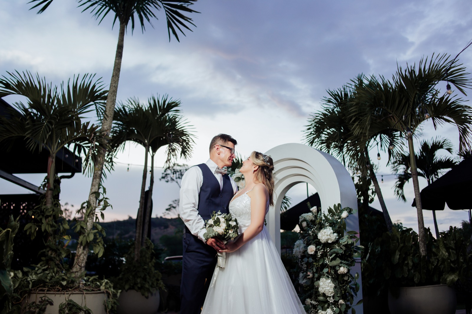 Pareja al atardecer con arco