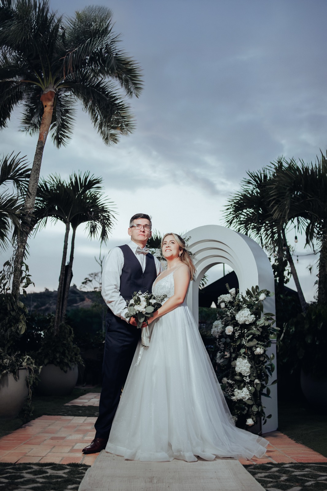 Pareja junto al arco al atardecer