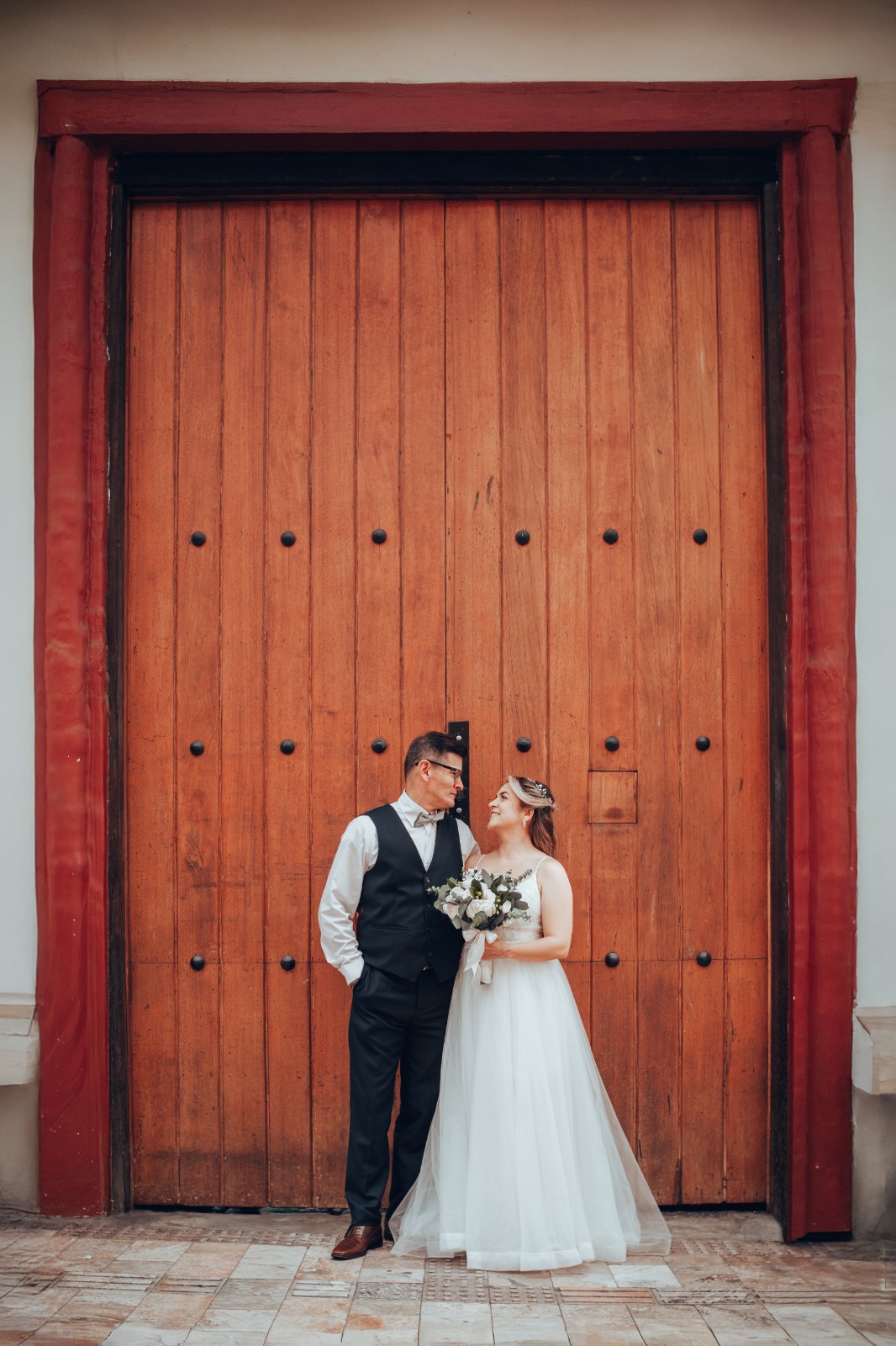 Pareja ante puerta colonial