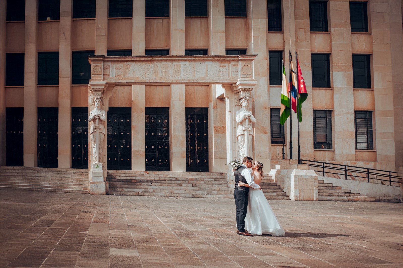 Pareja en edificio monumental