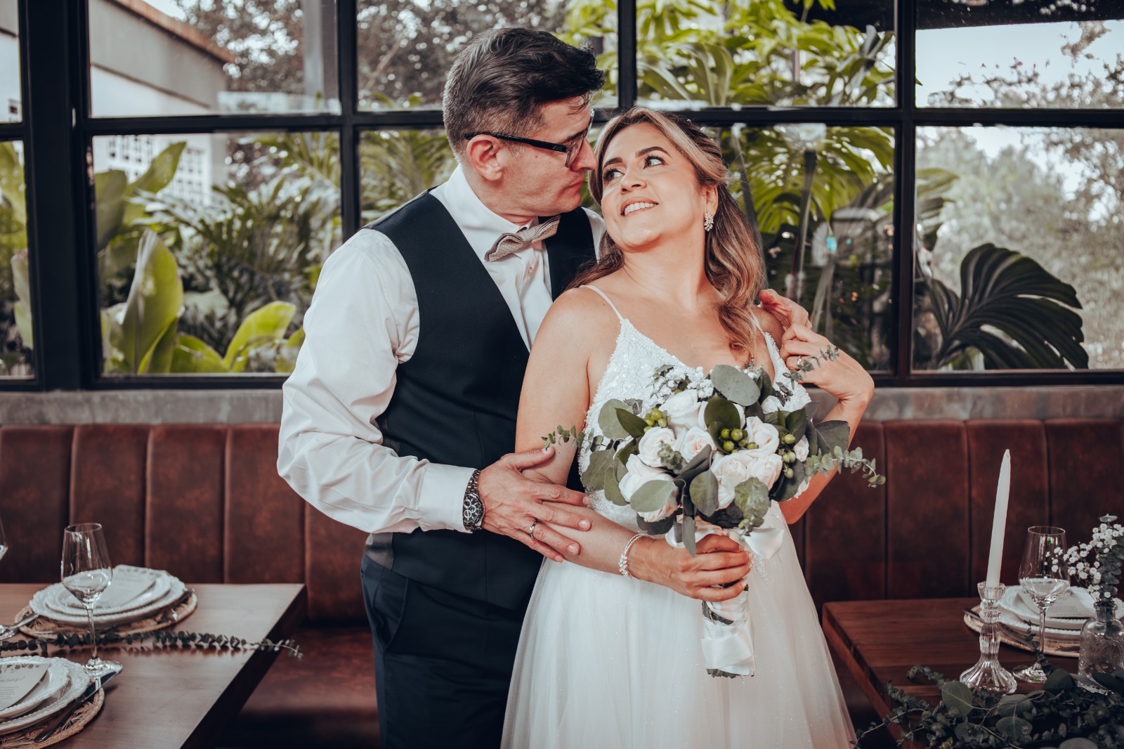 Pareja en salón íntimo